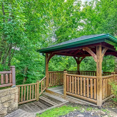 Mountain Charm- Hot Tub, Game Room, Theater Room, Free Attraction Tickets!!!